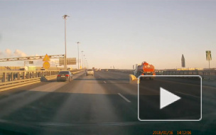 Петербуржец опубликовал видео, на котором замечено кресло посреди КАДа