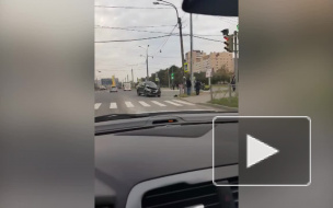 На пересечении Прибрежной улицы и Шлиссельбургского шоссе столкнулись две иномарки