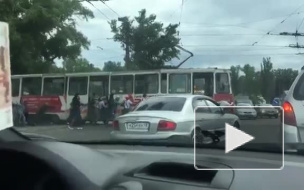 В Липецке пассажиры толкали остановившийся трамвай