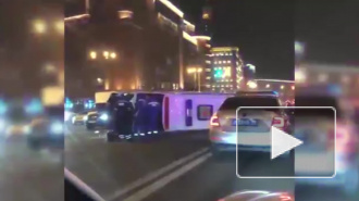 Появилось видео ДТП с перевернувшейся "скорой" в центре Москвы