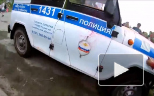 Подростки разгромили полицейскую машину на фестивале красок в Челябинске. 