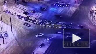 Видео: на пересечении Испытателей и Коломяжского столкнулись два авто