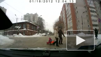 В Кирове ребенок выпал из санок на дорогу, родители даже не заметили