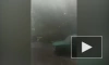 Появилось видео, как на улице Зайцева прорвало трубу и окатило машины мощной струей воды