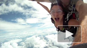 Видео с парашютистами, которых чуть не убил самолет, набрало 2 млн просмотров