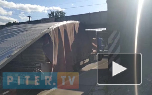 На улице Боровая большегруз потерял крышу под "мостом глупости"