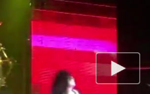 На шоу двойников группы KISS во время выступления загорелся вокалист