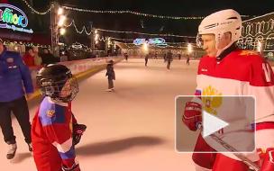 Путин сыграл в хоккей на катке у Кремля с девятилетним россиянином