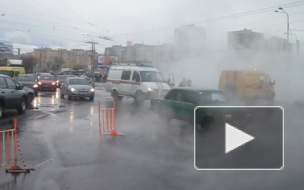 В Петербурге вновь прорвало трубу: на ул. Казакова озеро кипятка и пара