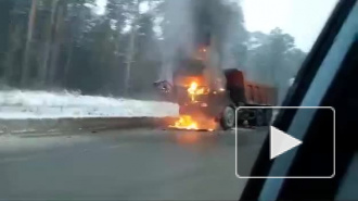 Шокирующее видео: на Объездной дороге в Екатеринбурге сгорел КамАЗ