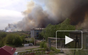 Видео: в Красноярском крае крупный пожар подходит к топливной базе, жители боятся взрыва