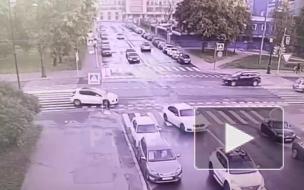 Видео: легковой автомобиль влетел в дерево на Васильевском острове