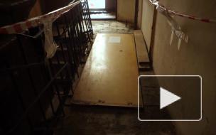 Жители доходного дома Полежаева уже не один десяток лет борются за открытие парадной лестницы