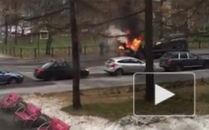 Появилось видео с горящим эвакуатором на Васильевском острове