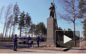 Видео: сотрудники Выборгтеплоэнерго укрепили фундамент памятника освободителям города