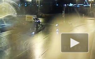 Легковушка перевернулась на съезде с Благовещенского моста 