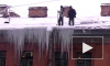 Пытаясь очистить крышу ото льда, сотрудник завод упал с лестницы и разбился