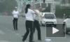 Девушки-полицейские подрались на оживленном перекрестке