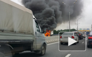 В сети появилось видео полыхающей фуры на 71-ом километре МКАД