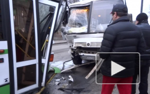 Рано утром на проспекте Энтузиастов в Петербурге сгорела маршрутка