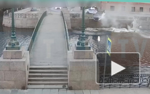 Появилось видео момента утреннего ДТП на набережной Мойки