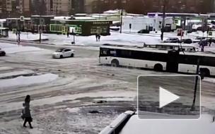 Трамваи до станции метро "Автово" встали из-за ДТП