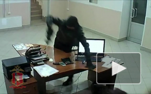 Появилось видео нападения красноярцев с трубой на фирму микрокредитов в Назарово