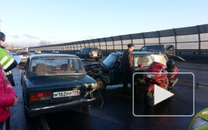 На КАД жестко столкнулись два автомобиля ВАЗ и мотоцикл: на место происшествия выезжали спасатели