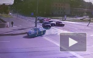 Видео: легковушка врезалась в бок другому авто на Петроградской набережной