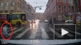 Видео: Кусок железа с крыши чуть не убил пешехода