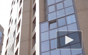 Женщина выпала из окна на проспекте Королева при загадочных обстоятельствах