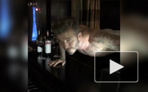 Полуголый Дэвид Бекхэм  отжимается на рояле