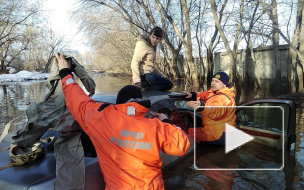 Видео: в Сибири девушка утопила свою машину в луже на дороге 
