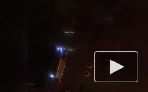 Видео: на Коллонтай ночью полыхала стоянка с автомобилями