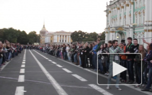 На Дворцовой площади произошло множественное рукопожатие с криками удовольствия и танцами