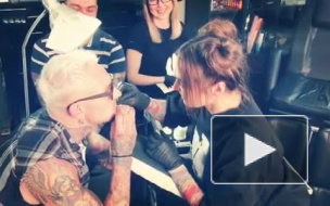 Алена Водонаева набила экс-бойфренду татуировку на губе 