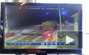 Видео: поезд в Подмосковье протаранил грузовик