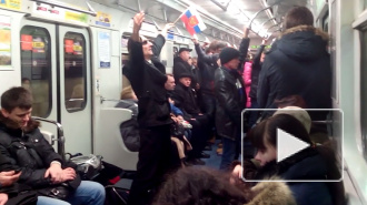 Мим-патриот махал в петербургском метро российским флагом и огурцом