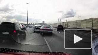 На видео попало столкновение шести машин на КАД