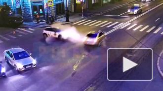 Иномарка вылетела на тротуар в результате ДТП на Каменноостровском проспекте