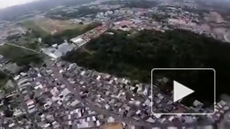 Видео: парашютист на скорости врезался в дом и остался жив 