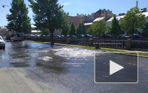 Лопнувшая труба затопила набережную Крюкова 