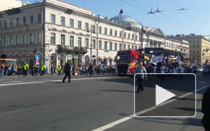 Видео: "Ленинград" сыграли передвижной концерт на Невском проспекте