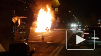 Видео: возле станции метро "Озерки" сгорела маршрутка