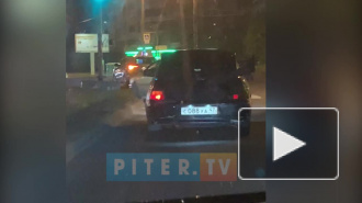 Видео: на Бухарестской в открытом багажнике "Лады" проехался мужчина