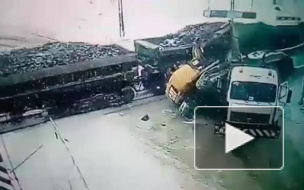 Костомукша: поезд разнес в хлам мощный грузовик на переезде