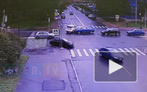 Видео: на Большом проспекте В.О. Mercedes снес дорожный знак при столкновении с Porsche