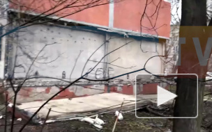 С фасада дома в Невском районе обвалились плиты