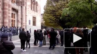 Противники Пашиняна собрались у здания правительства Армении