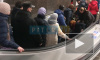 На станции метро "Василеостровская" женщина оказалась в плену у эскалатора